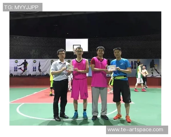 正能量足球明星精神风貌展现激励年轻人奋勇前行