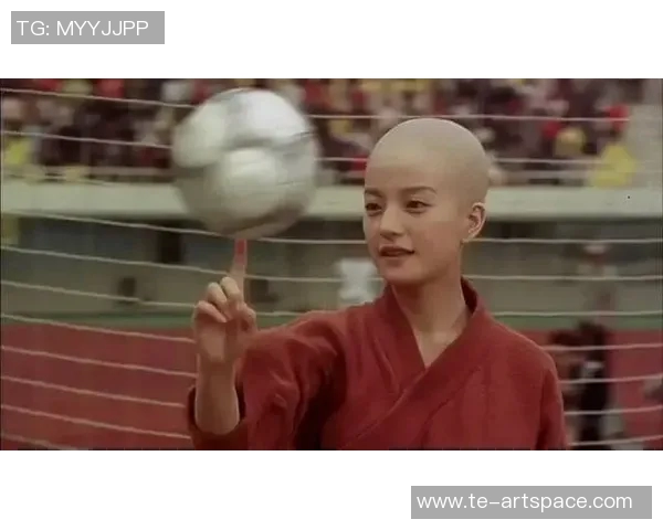 少林足球星爷大展绝技一脚将足球踢上天引发全场惊叹 少林足球星爷大展绝技一脚将足球踢上天引发全场惊叹