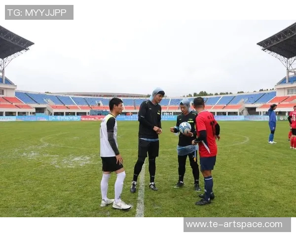 足球球星蹲照走红展现赛场外独特魅力与个性姿态 足球球星蹲照走红展现赛场外独特魅力与个性姿态